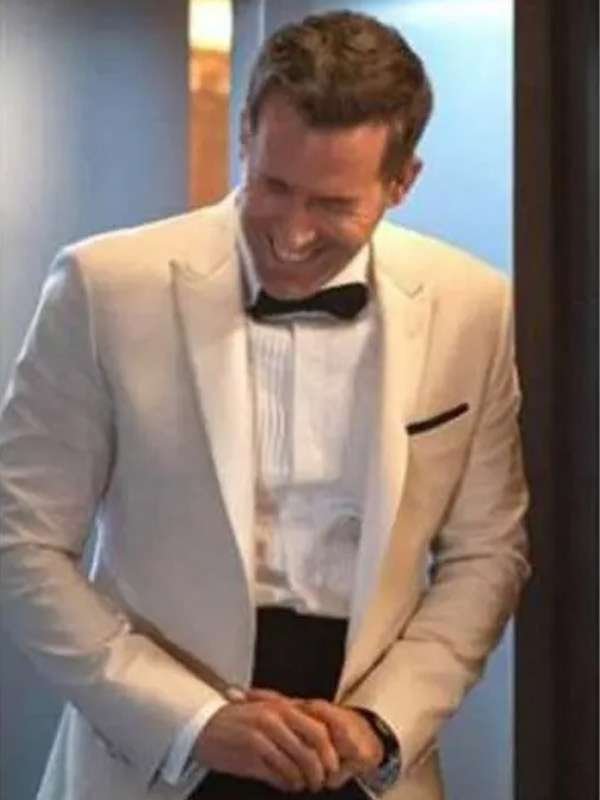 Red Notice 2021 Ryan Reynolds White Blazer